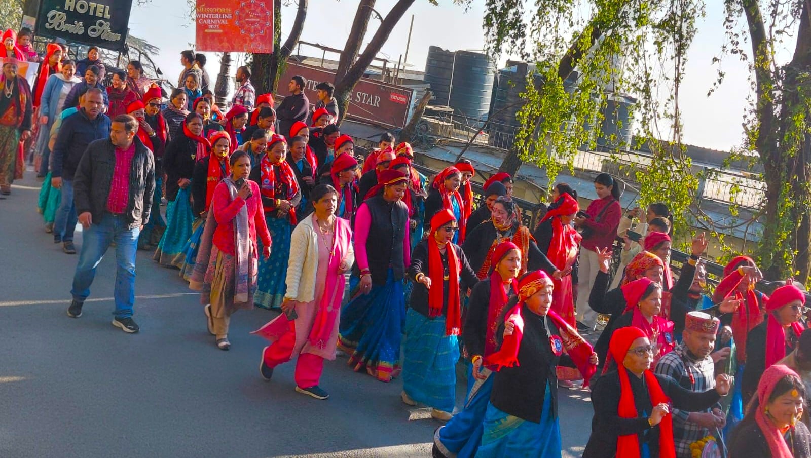 मसूरी विंटर लाइन कार्निवाल की सांस्कृतिक यात्रा में लोक कलाकारों ने चौक चौराहों पर दी कार्यक्रम