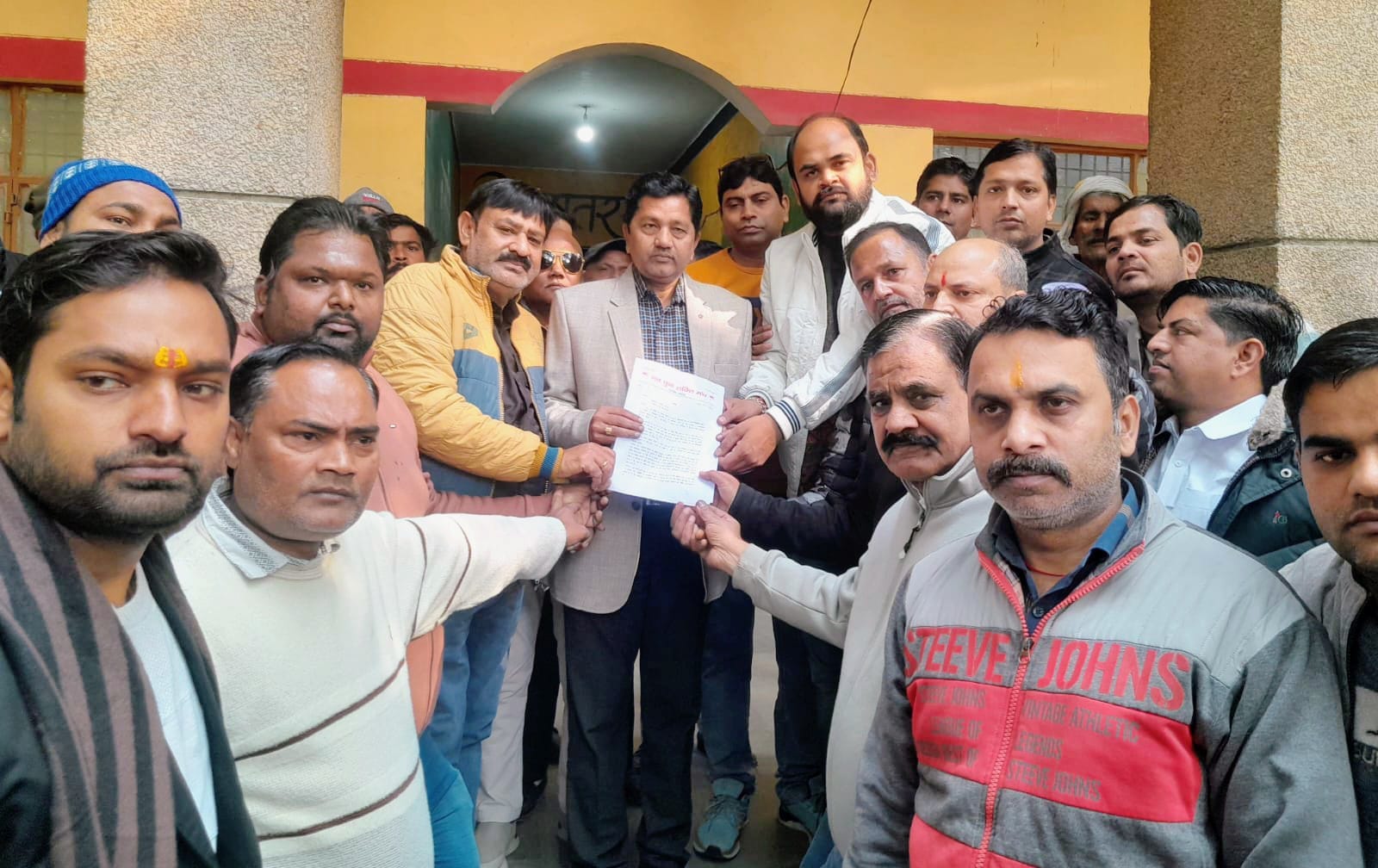 नव युवा शक्ति मंच के कार्यकर्ता थाना तिराहे पर बंगला देश के पीएम का पुतला फुंकते हुए। (मवाना) नव युवा शक्ति मंच के कार्यकर्ता थाना तिराहे पर बंगला देश के पीएम का पुतला फुंकते हुए। (मवाना)