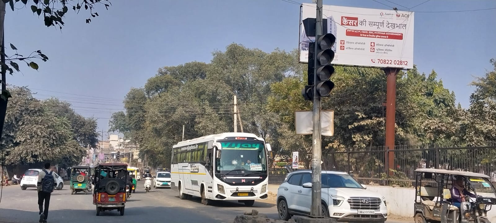रोडवेज डिपो के बस बंद पड़ी ट्रैफिक लाइट। संवाद रोडवेज डिपो के बस बंद पड़ी ट्रैफिक लाइट। संवाद