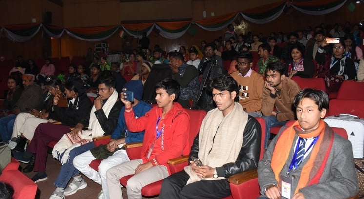 राज्य युवा उत्सव 2025-26 के दूसरे दिन लोकनृत्य और लोकगीतों की मनमोहक प्रस्तुतियों ने दर्शकों को