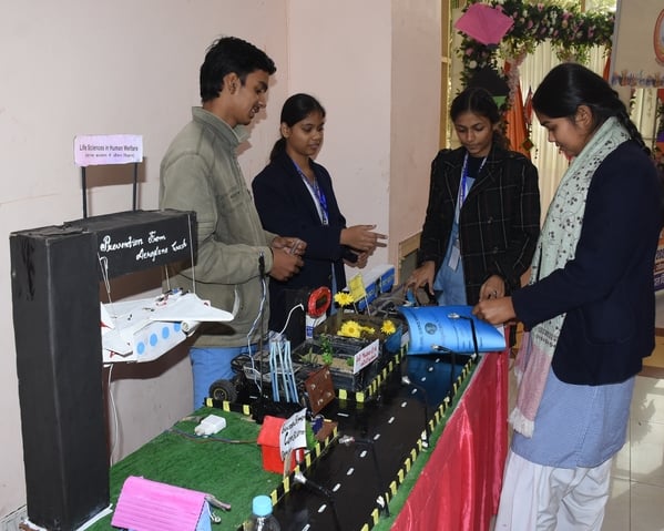 राज्य युवा उत्सव 2025-26 के दूसरे दिन लोकनृत्य और लोकगीतों की मनमोहक प्रस्तुतियों ने दर्शकों को