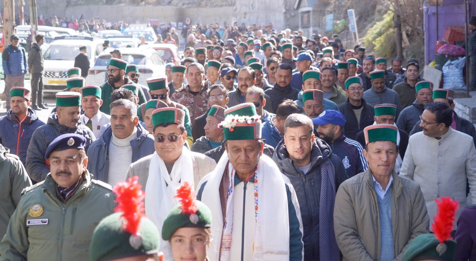 रिकांगपिओ में एंटी चिट्टा वॉकथॉन से पूर्व नशामुक्ति की दिलाई शपथ। स्रोत : डीपीआरओ