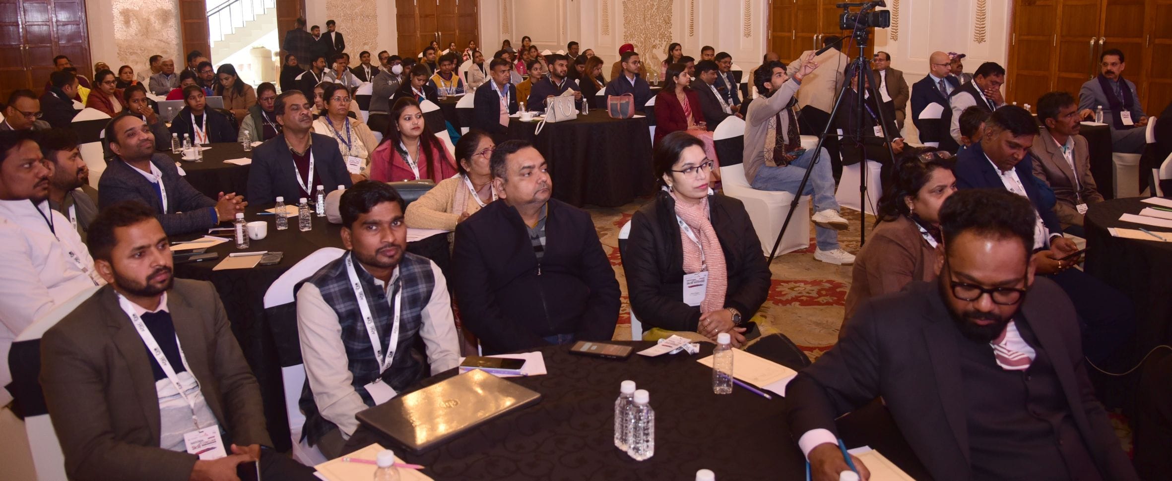 राष्ट्रीय कौशल कॉन्क्लेव में मौजूद लोग।