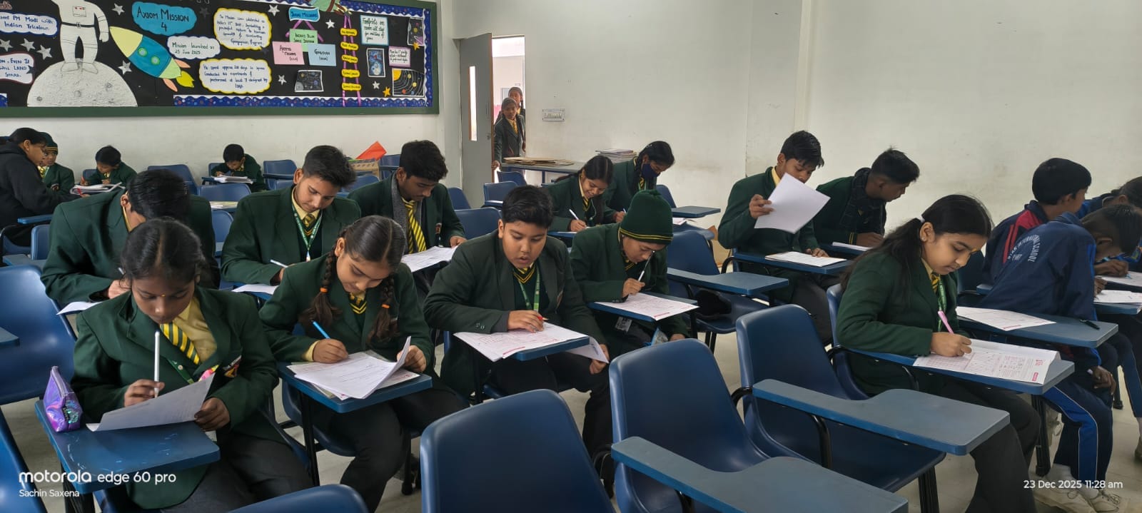 साइन इंग्लिश मीडियम स्कूल में परीक्षा देते बच्चे। संवाद