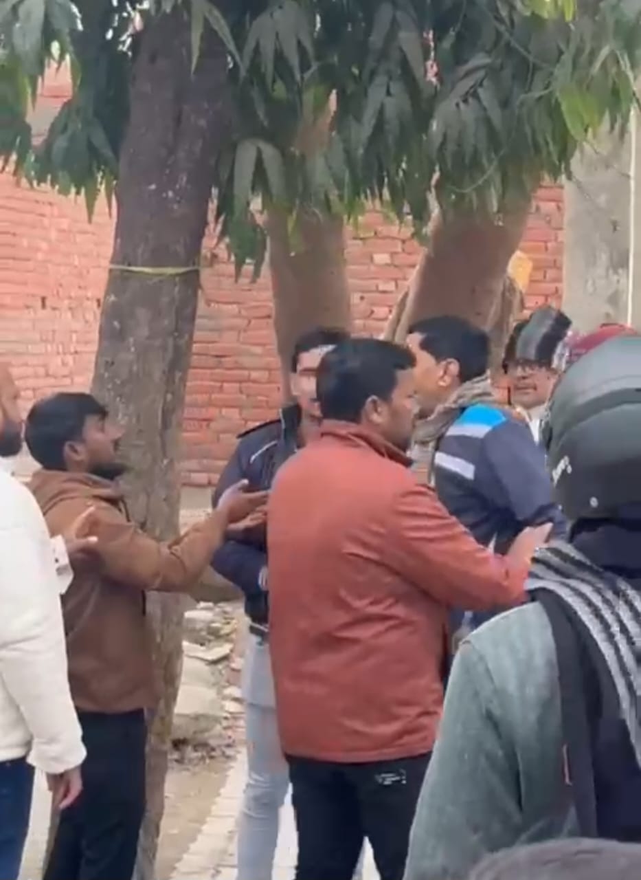 स्कूल के पास बिजली केबल बॉक्स लगाने पर हुआ विवाद।