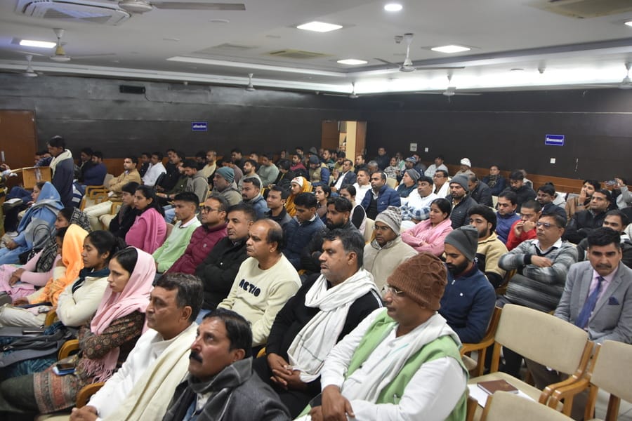 सरपंच और प्रतिनिधियों को संबोधित करते सेवानिवृत्ति आईएएस बलबीर सिंह। स्रोत : सूचना विभाग सरपंच और प्रतिनिधियों को संबोधित करते सेवानिवृत्ति आईएएस बलबीर सिंह। स्रोत : सूचना विभाग