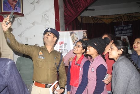 सेठ बीके माहेश्वरी बालिका इंटर कालेज में अमर उजाला की और आयोजित पुलिस की पाठशाला में छात्राओं क सेठ बीके माहेश्वरी बालिका इंटर कालेज में अमर उजाला की और आयोजित पुलिस की पाठशाला में छात्राओं क