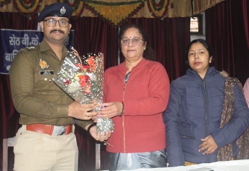 सेठ बीके माहेश्वरी बालिका इंटर कालेज में अमर उजाला की और आयोजित पुलिस की पाठशाला में छात्राओं क सेठ बीके माहेश्वरी बालिका इंटर कालेज में अमर उजाला की और आयोजित पुलिस की पाठशाला में छात्राओं क