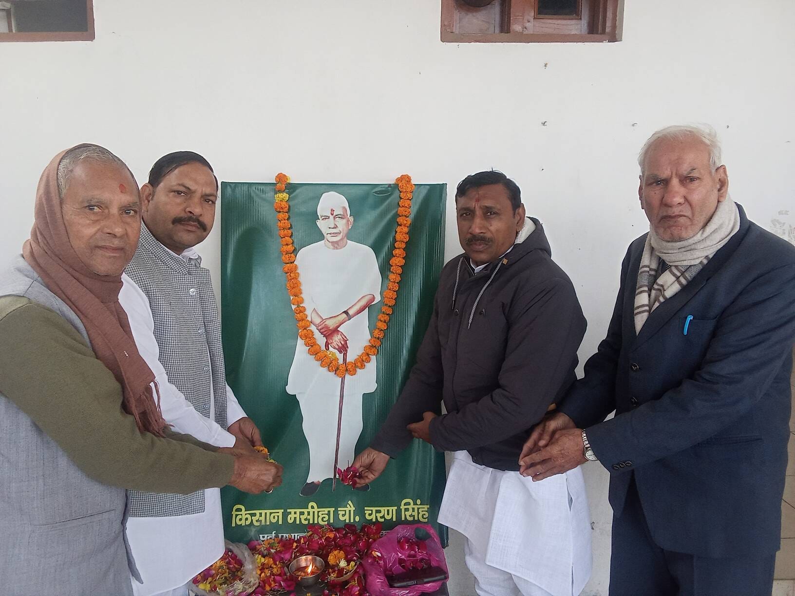 शामली के आर्य जाट भवन में  चौधरी चरण सिंह जयंती पर हवन करते आर्य जाट महासभा के सदस्य । सौ से स्