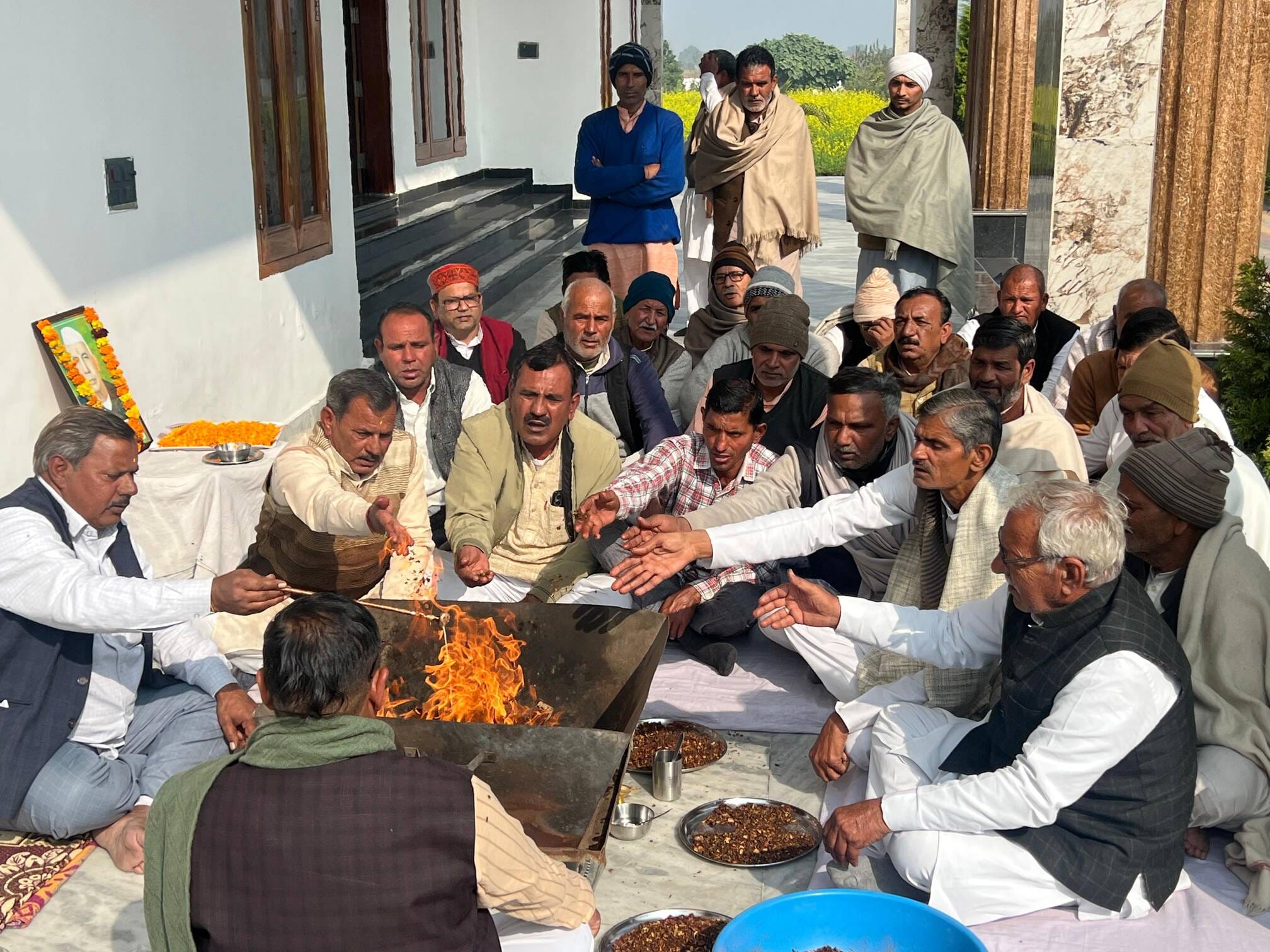 शामली के आर्य जाट भवन में  चौधरी चरण सिंह जयंती पर हवन करते आर्य जाट महासभा के सदस्य । सौ से स्