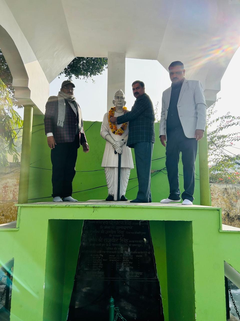 शामली के आर्य जाट भवन में  चौधरी चरण सिंह जयंती पर हवन करते आर्य जाट महासभा के सदस्य । सौ से स्