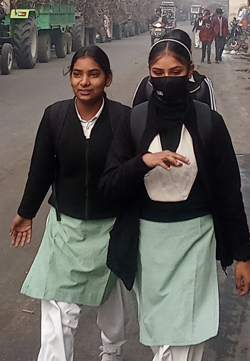 शामली में कोहरे में रेलवे लाइन से जाते लोग । संवाद शामली में कोहरे में रेलवे लाइन से जाते लोग । संवाद