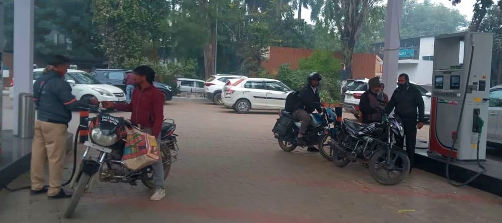 टाउनहॉल स्थित पंप पर बिना हेलमेट पेट्रोल भरवाते लोग। संवाद टाउनहॉल स्थित पंप पर बिना हेलमेट पेट्रोल भरवाते लोग। संवाद