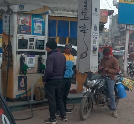 टाउनहॉल स्थित पंप पर बिना हेलमेट पेट्रोल भरवाते लोग। संवाद टाउनहॉल स्थित पंप पर बिना हेलमेट पेट्रोल भरवाते लोग। संवाद