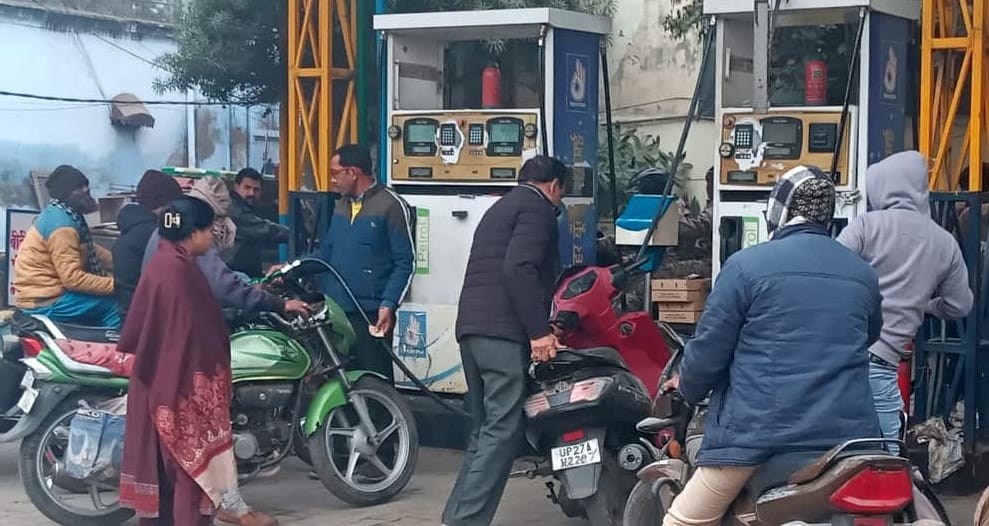 टाउनहॉल स्थित पंप पर बिना हेलमेट पेट्रोल भरवाते लोग। संवाद टाउनहॉल स्थित पंप पर बिना हेलमेट पेट्रोल भरवाते लोग। संवाद