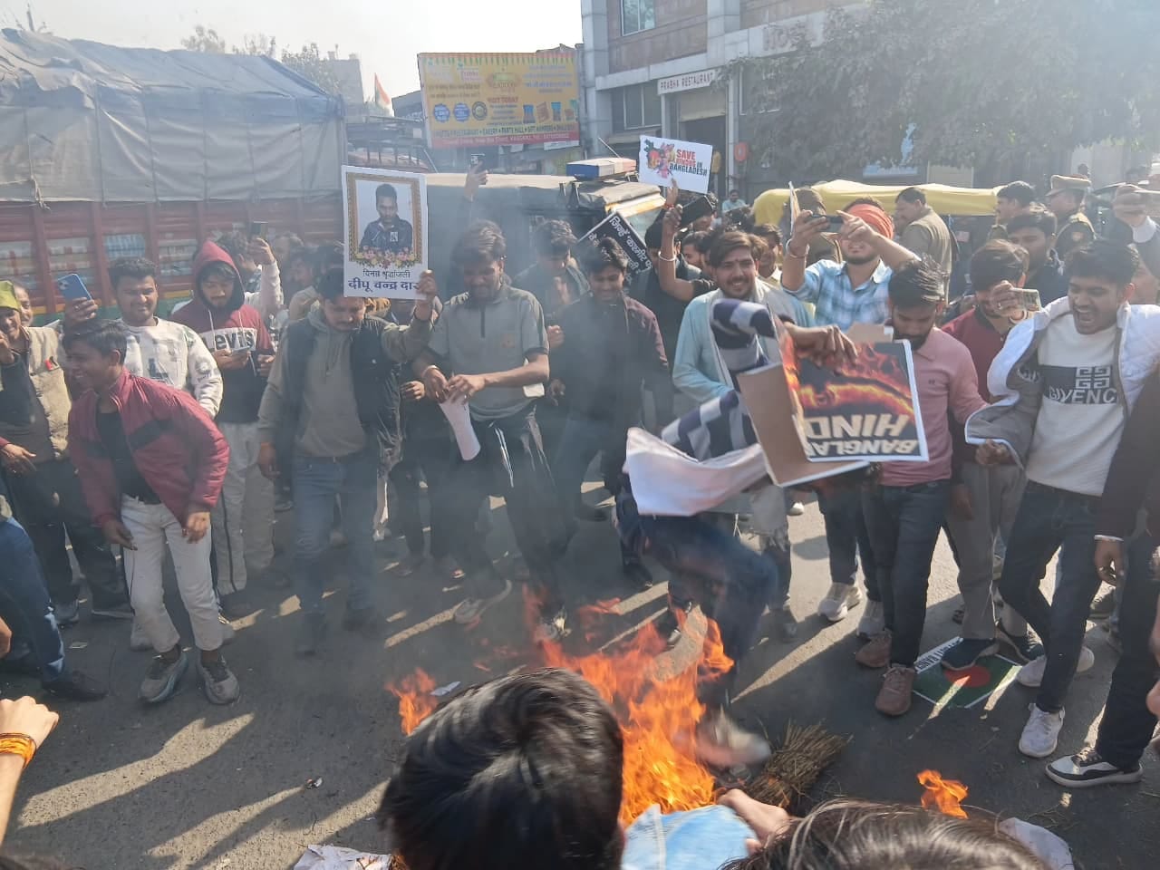 धुमरी में कैंडल मार्च निकालते लोग। संवाद