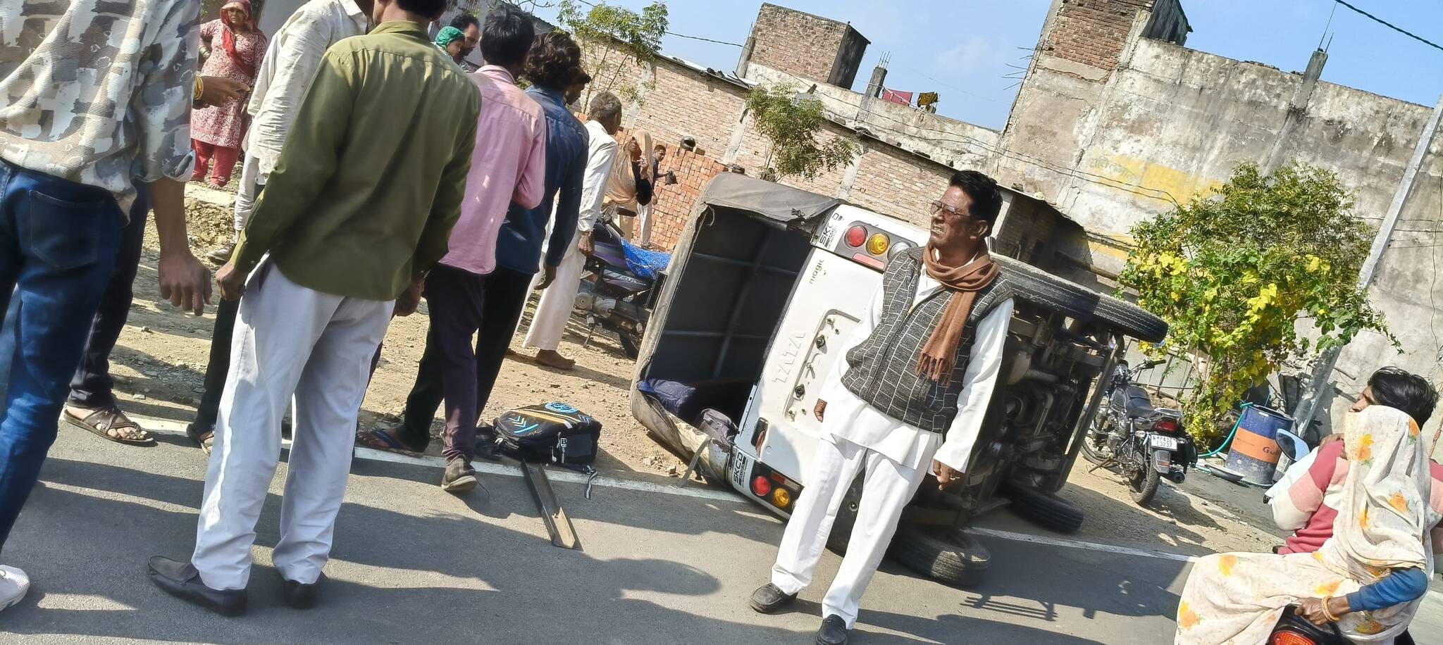 दुर्घटनाग्रस्त वाहन को एक तरफ करवाते पुलिसकर्मी।