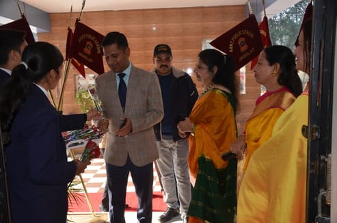 आर्मी पब्लिक स्कूल जंगलोट की एल्यूमनी मीट में पहुंचे पूर्व छात्रों के साथ स्कूल प्रधानाचार्य ड