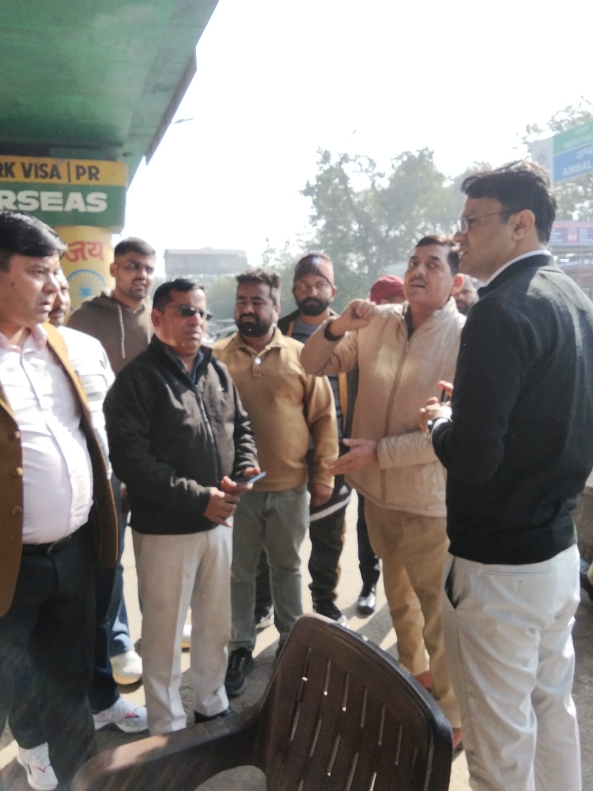 अंबाला छावनी बस अड्डे के बाहर सड़क पर रखे अवरोधकों को हटाती जेसीबी। संवाद अंबाला छावनी बस अड्डे के बाहर सड़क पर रखे अवरोधकों को हटाती जेसीबी। संवाद