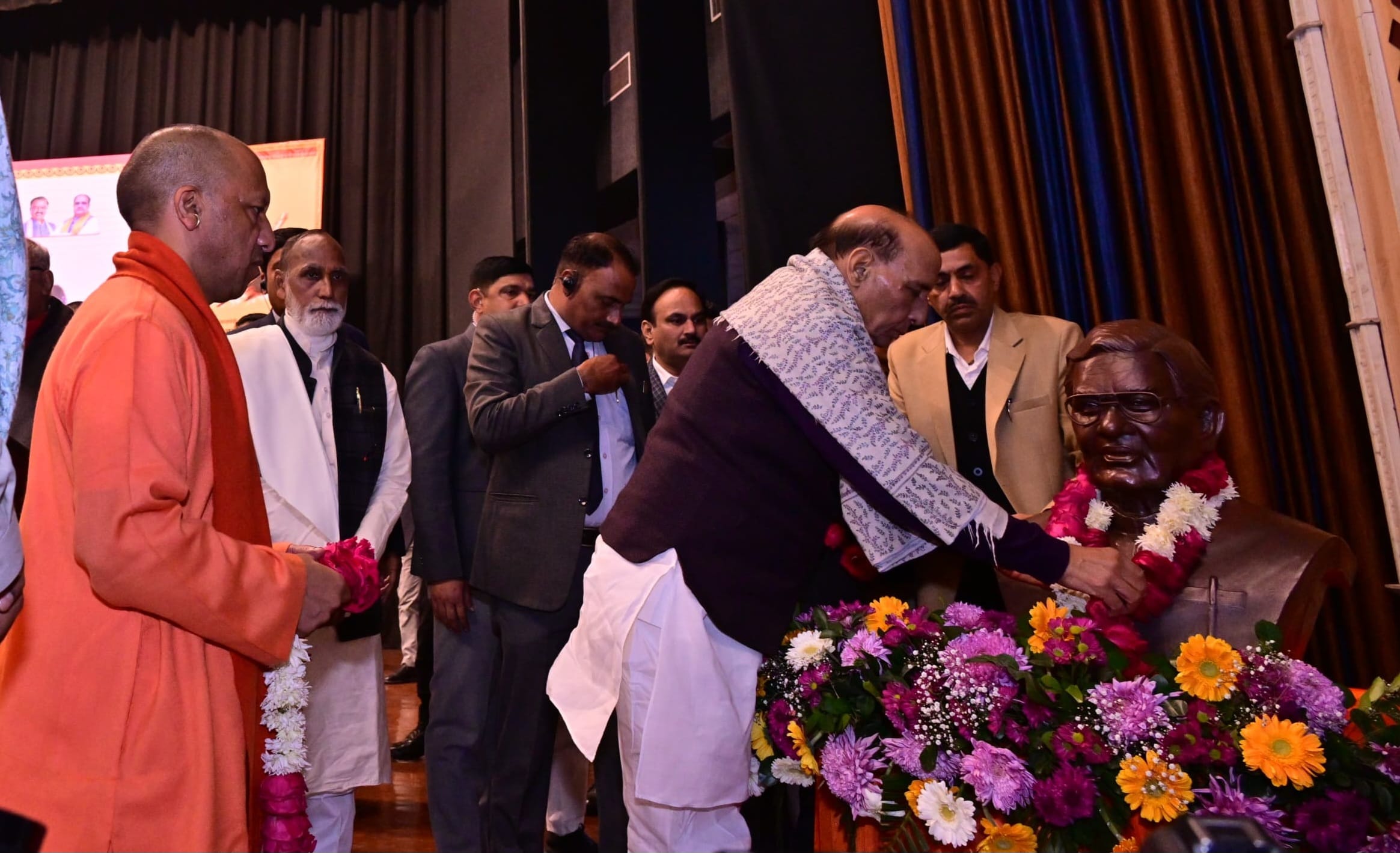 अटल बिहारी वाजपेयी के जन्मदिवस की पूर्व संध्या पर साइटिफिक कन्वेंशन सेंटर में कार्यक्रम हुआ। इस अटल बिहारी वाजपेयी के जन्मदिवस की पूर्व संध्या पर साइटिफिक कन्वेंशन सेंटर में कार्यक्रम हुआ। इस
