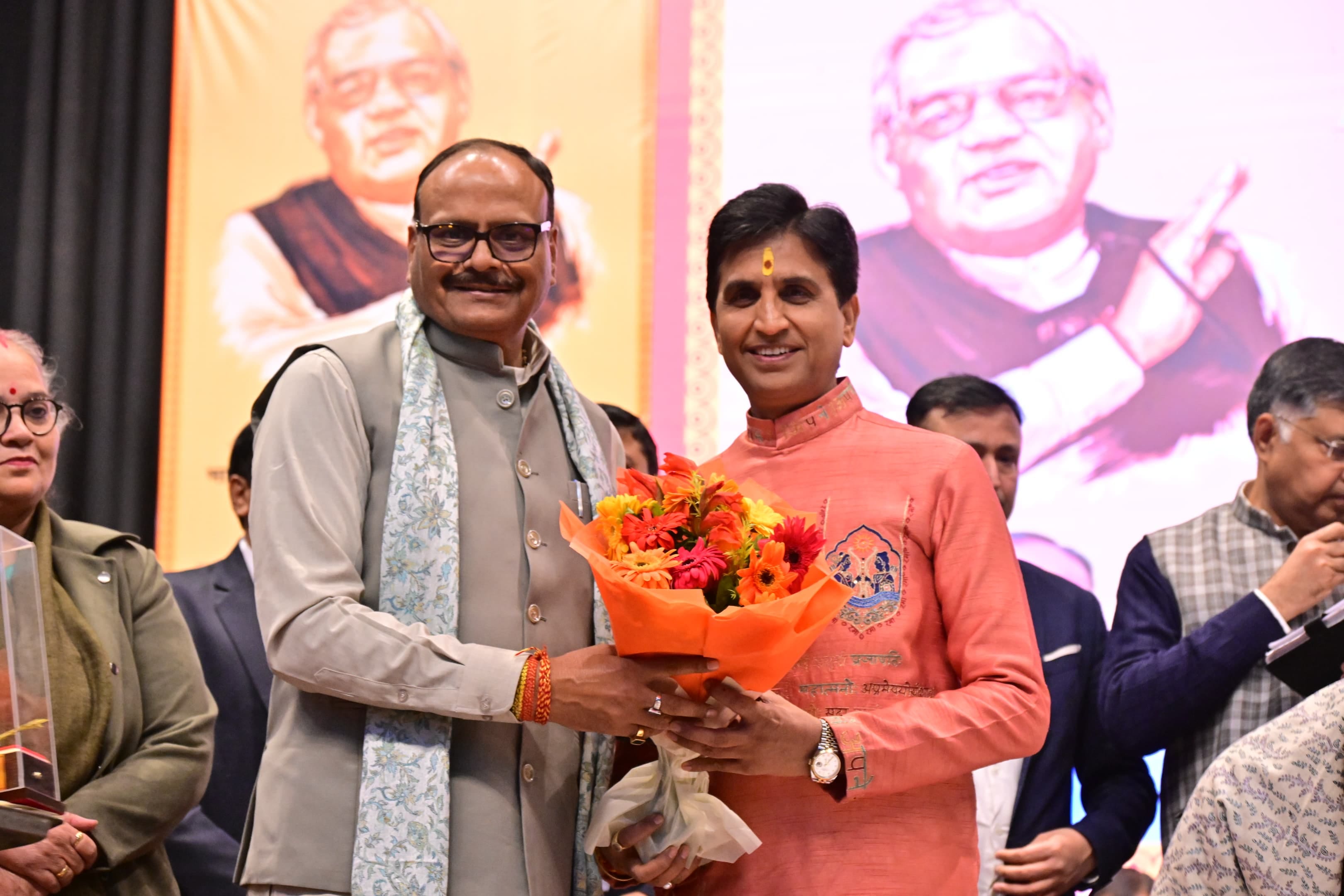 अटल बिहारी वाजपेयी के जन्मदिवस की पूर्व संध्या पर साइटिफिक कन्वेंशन सेंटर में कार्यक्रम हुआ। इस अटल बिहारी वाजपेयी के जन्मदिवस की पूर्व संध्या पर साइटिफिक कन्वेंशन सेंटर में कार्यक्रम हुआ। इस