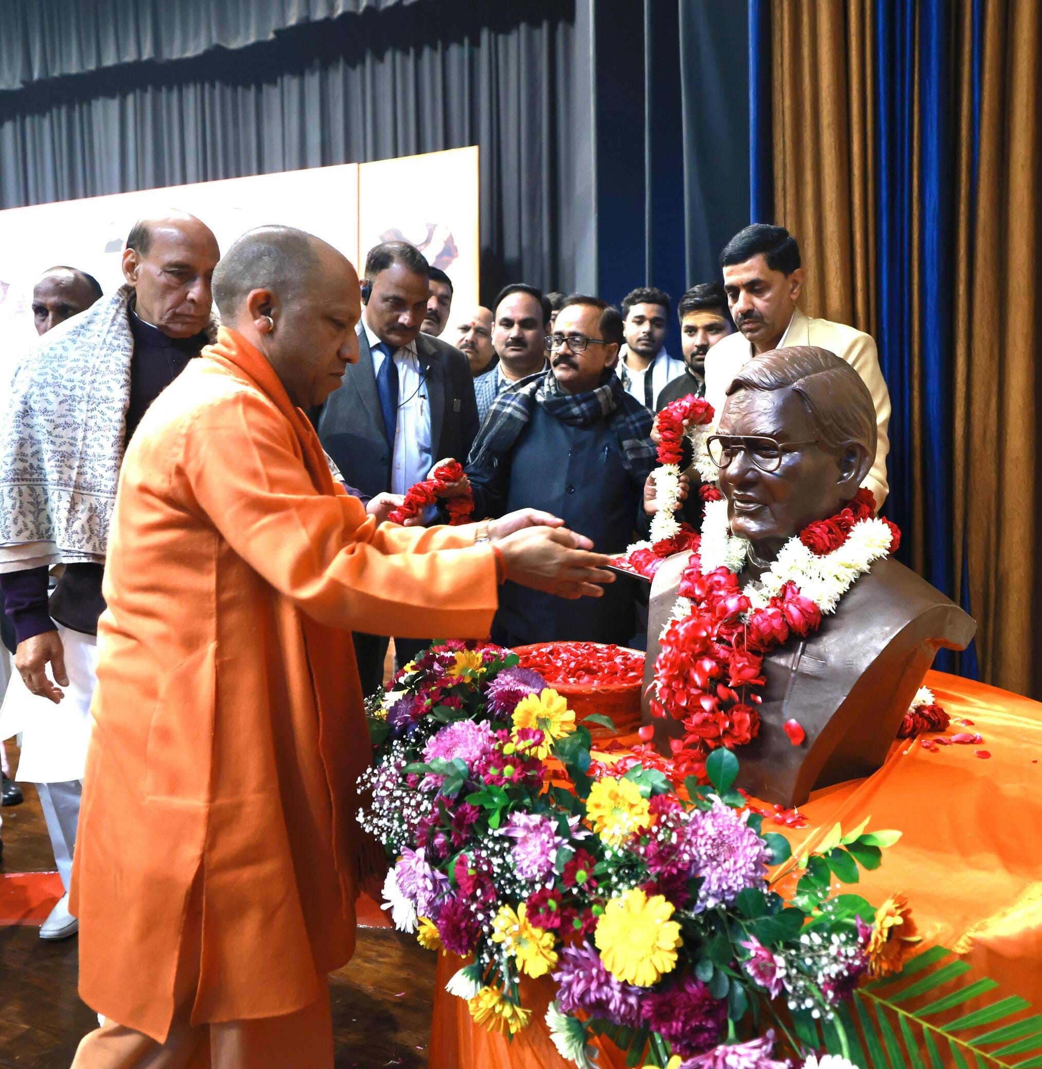 अटल बिहारी वाजपेयी के जन्मदिवस की पूर्व संध्या पर साइटिफिक कन्वेंशन सेंटर में कार्यक्रम हुआ। इस अटल बिहारी वाजपेयी के जन्मदिवस की पूर्व संध्या पर साइटिफिक कन्वेंशन सेंटर में कार्यक्रम हुआ। इस