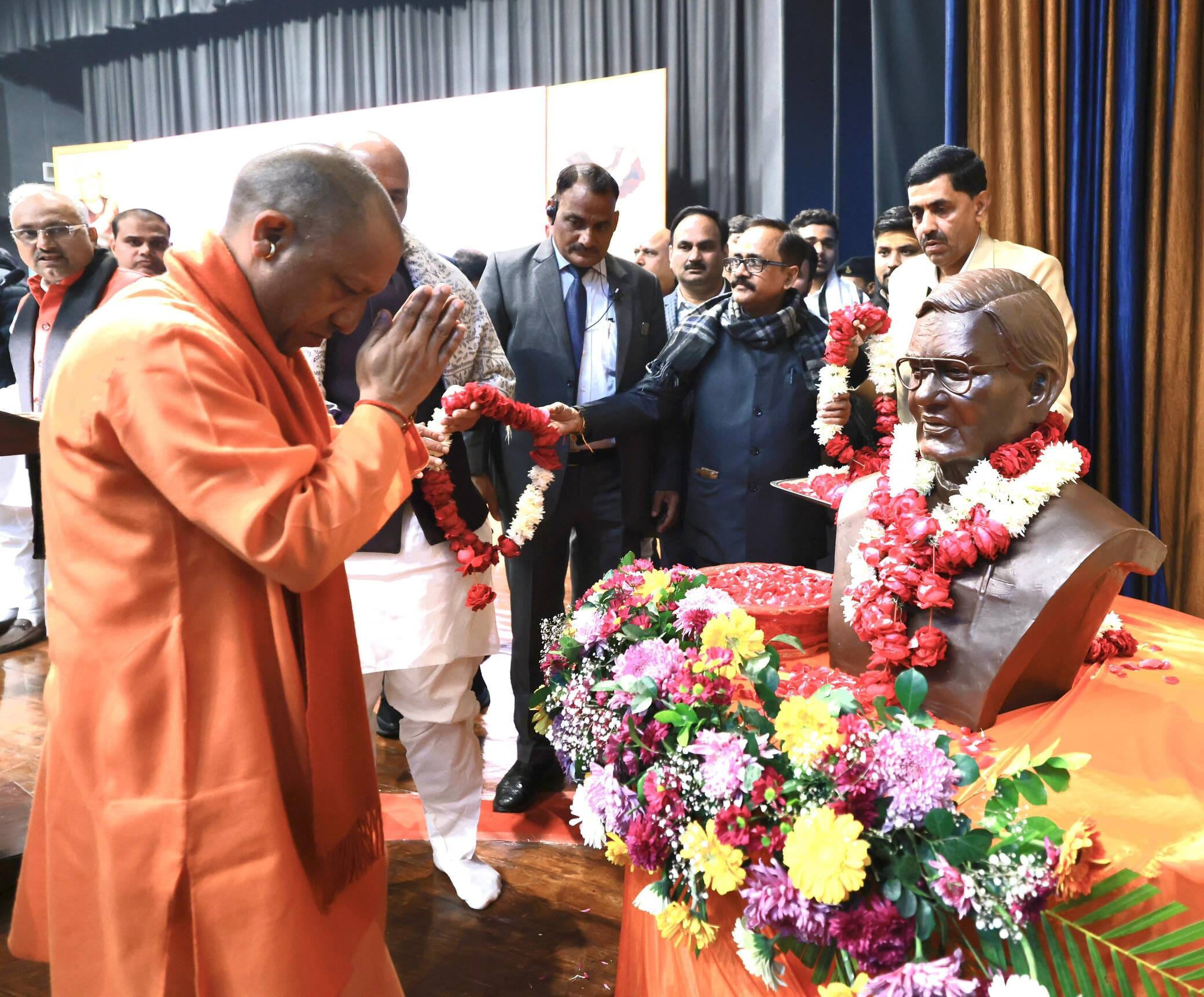 अटल बिहारी वाजपेयी के जन्मदिवस की पूर्व संध्या पर साइटिफिक कन्वेंशन सेंटर में कार्यक्रम हुआ। इस अटल बिहारी वाजपेयी के जन्मदिवस की पूर्व संध्या पर साइटिफिक कन्वेंशन सेंटर में कार्यक्रम हुआ। इस