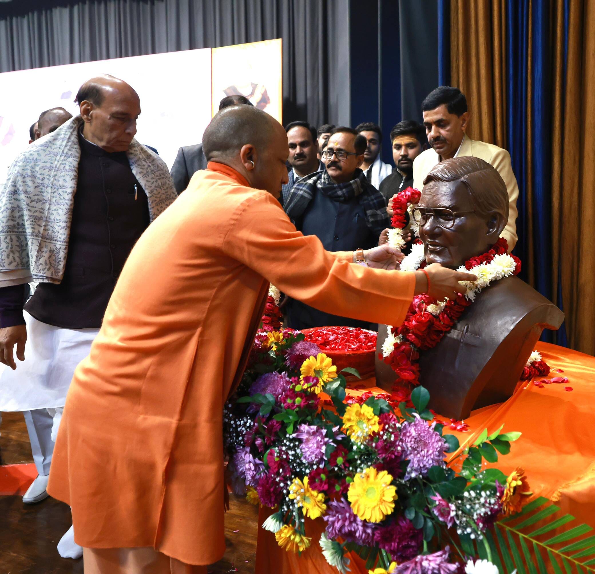 अटल बिहारी वाजपेयी के जन्मदिवस की पूर्व संध्या पर साइटिफिक कन्वेंशन सेंटर में कार्यक्रम हुआ। इस अटल बिहारी वाजपेयी के जन्मदिवस की पूर्व संध्या पर साइटिफिक कन्वेंशन सेंटर में कार्यक्रम हुआ। इस