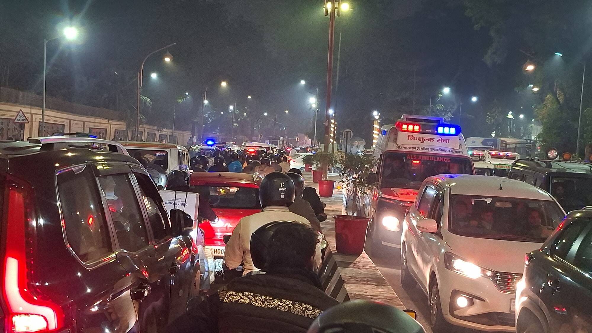 चौक स्थित कन्वेंशन सेंटर और घंटाघर पर लगा जाम। चौक स्थित कन्वेंशन सेंटर और घंटाघर पर लगा जाम।