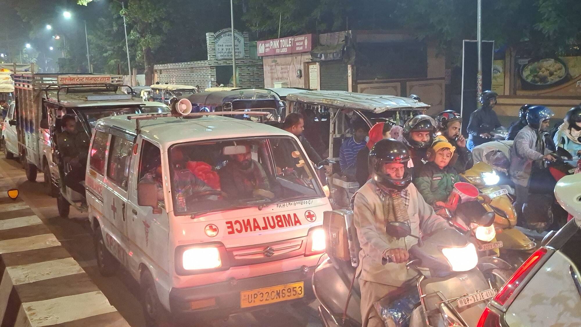 चौक स्थित कन्वेंशन सेंटर और घंटाघर पर लगा जाम। चौक स्थित कन्वेंशन सेंटर और घंटाघर पर लगा जाम।