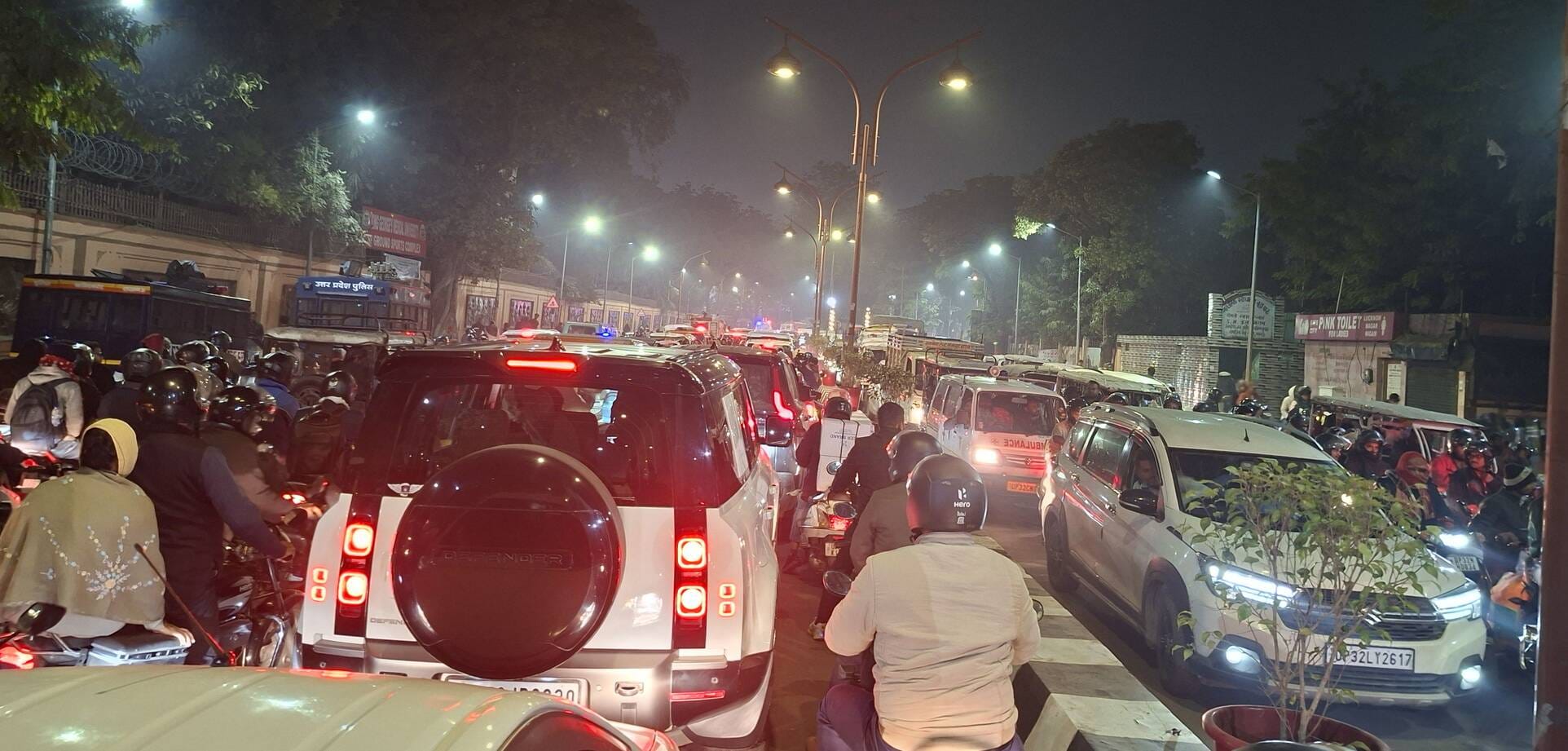 चौक स्थित कन्वेंशन सेंटर और घंटाघर पर लगा जाम। चौक स्थित कन्वेंशन सेंटर और घंटाघर पर लगा जाम।