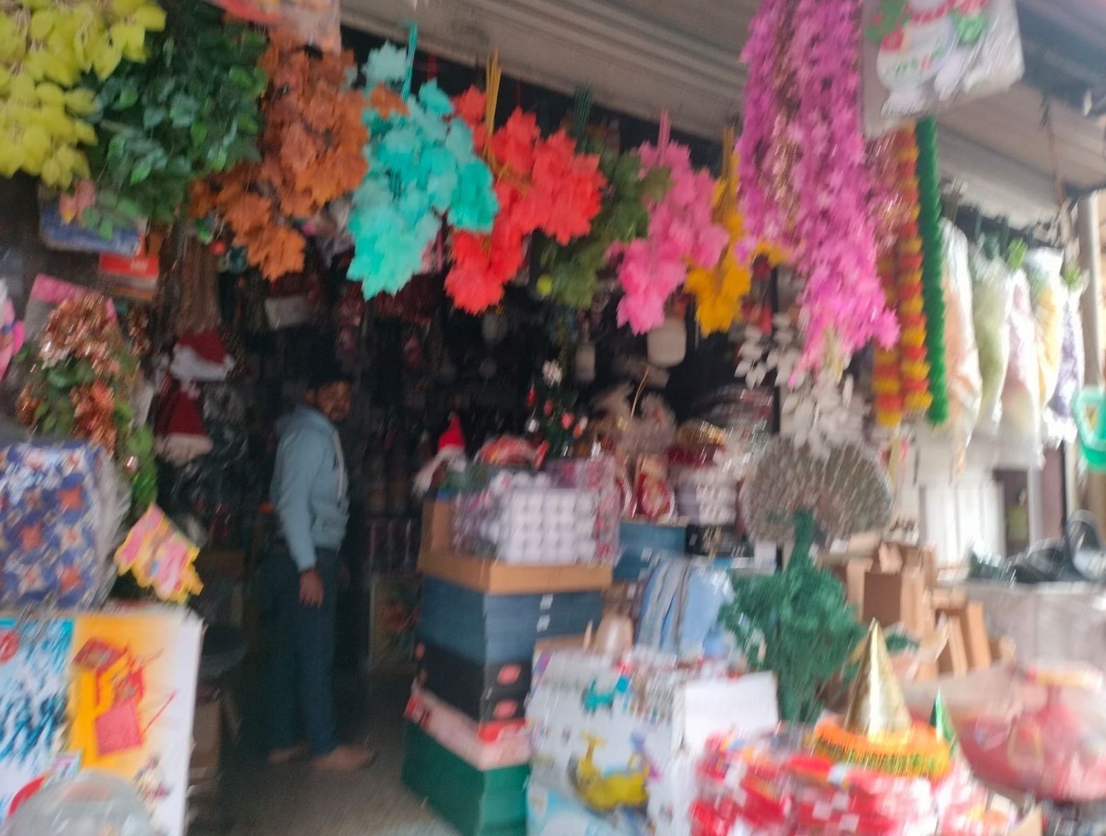 छह सड़क बाजार की दुकान में सजी क्रिसमस ट्री व अन्य सासमान छह सड़क बाजार की दुकान में सजी क्रिसमस ट्री व अन्य सासमान