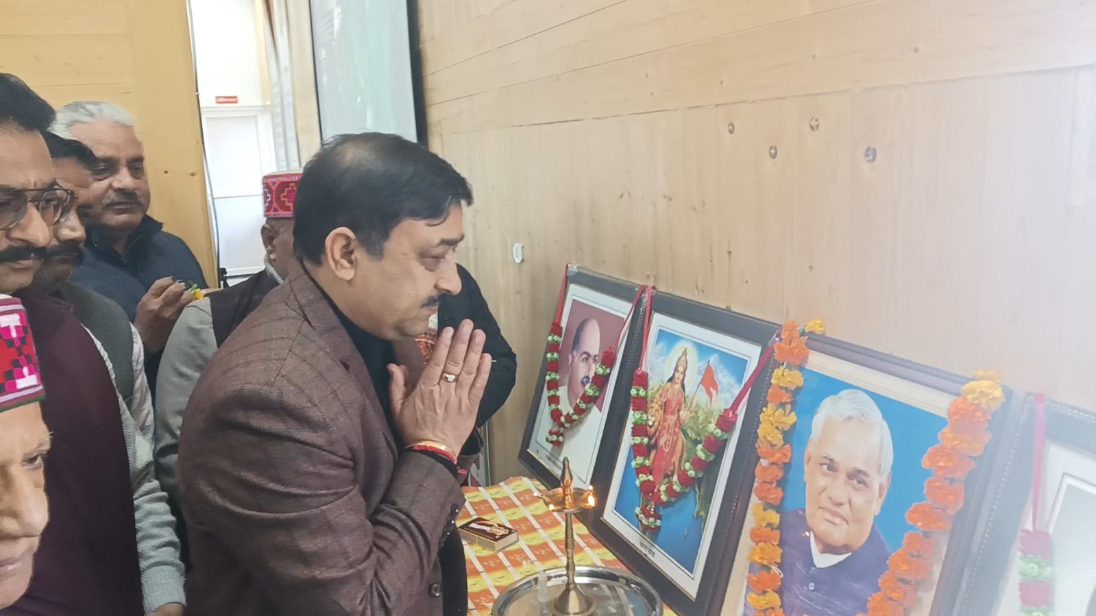 फागू में स्वर्गीय अटल बिहारी वाजपेयी की जयंती पर आयोजित कार्यक्रम में विधायक रीना कश्यप व अन्य 