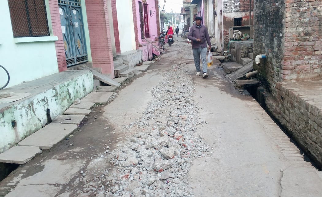 फोटो-03-जहानाबाद में वाटर लाइन बिछाने के बाद बिना मरम्मत के पड़ी सड़क। संवाद
