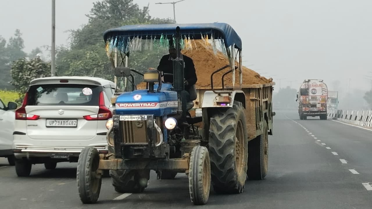 फोटो-1-ऑयल चौकी के पास से बिना रिफ्लेक्टर के निकलती ट्रैक्टर ट्रॉली। संवाद फोटो-1-ऑयल चौकी के पास से बिना रिफ्लेक्टर के निकलती ट्रैक्टर ट्रॉली। संवाद