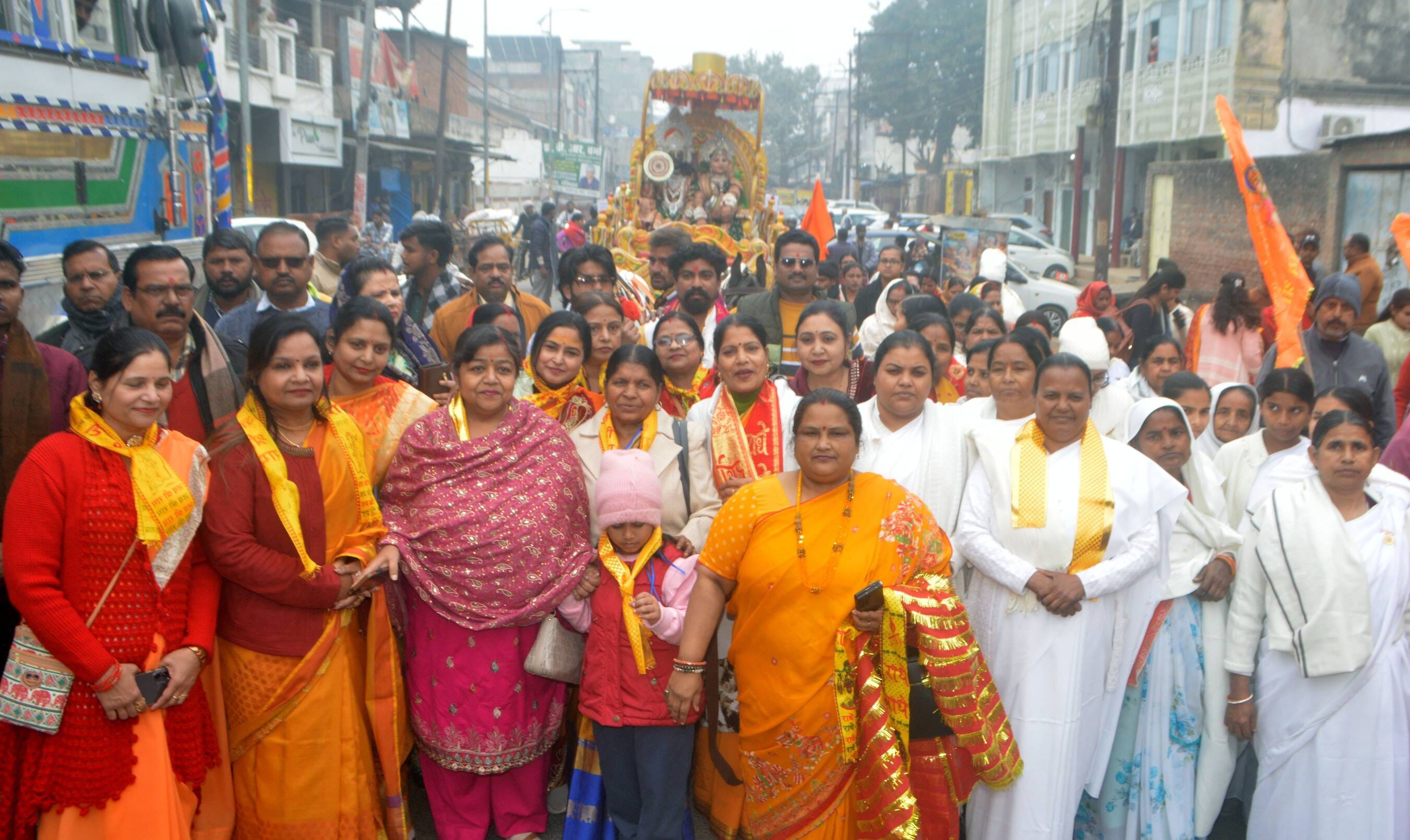 फोटो-10- पदयात्रा में सजी श्रीकृष्ण राधा की झांकी। संवाद