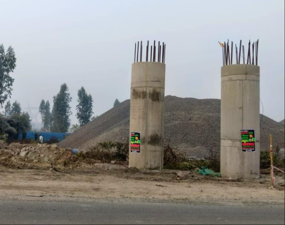 फोटो-13- लखनऊ रोड पर सड़क पर हुए गड्ढे। संवाद