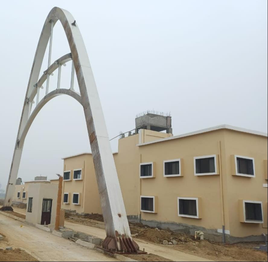 फोटो-13- लखनऊ रोड पर सड़क पर हुए गड्ढे। संवाद