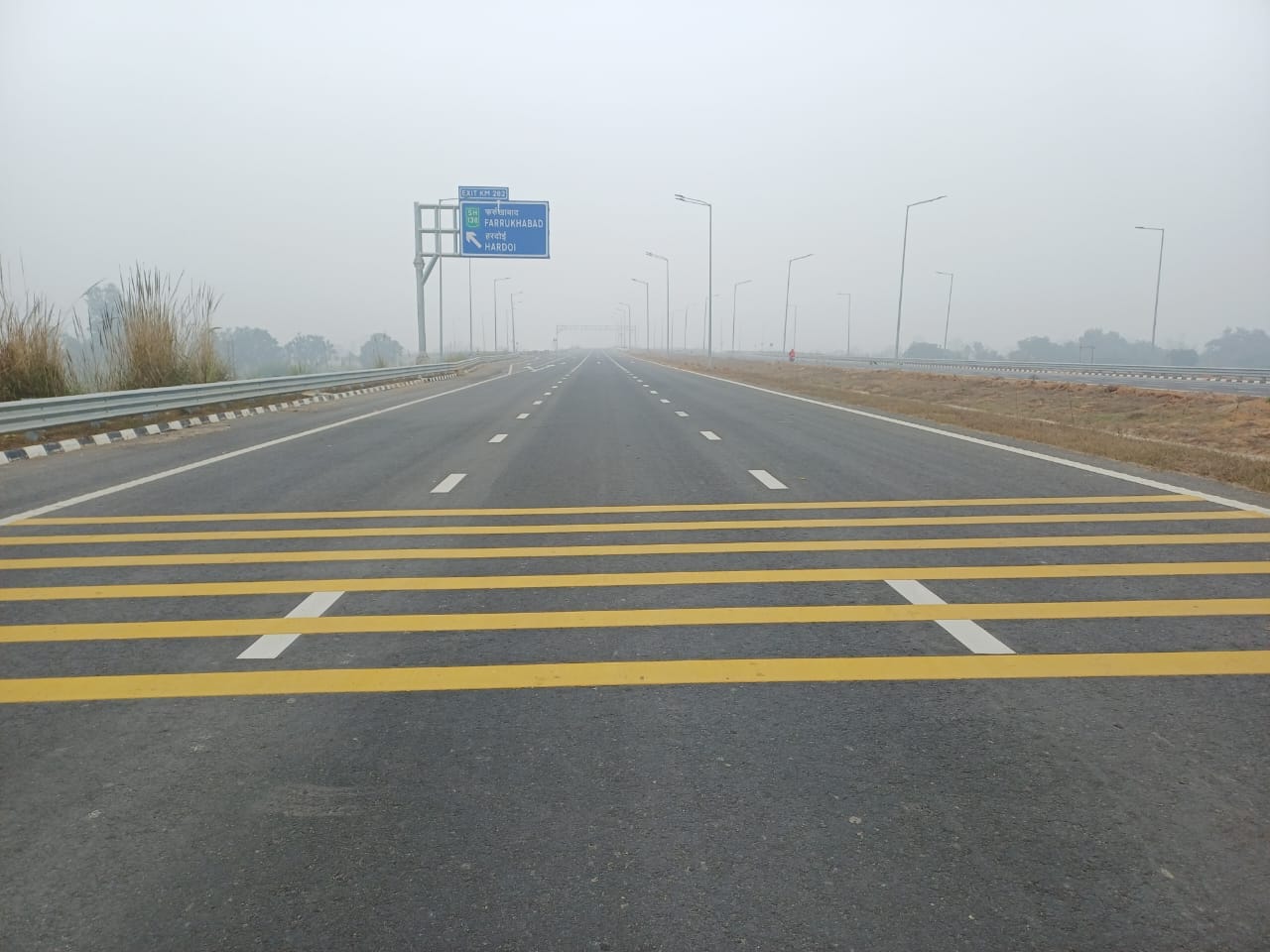 फोटो-13- लखनऊ रोड पर सड़क पर हुए गड्ढे। संवाद