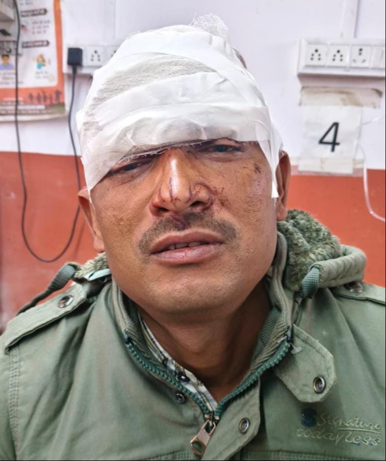 फोटो-17- दुर्घटना के बाद खड़ी क्षतिग्रस्त रोडवेज बस व ट्रक व मौजूद ग्रामीण।। स्रोत: ग्रामीण