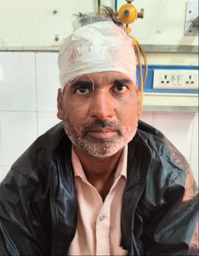फोटो-17- दुर्घटना के बाद खड़ी क्षतिग्रस्त रोडवेज बस व ट्रक व मौजूद ग्रामीण।। स्रोत: ग्रामीण