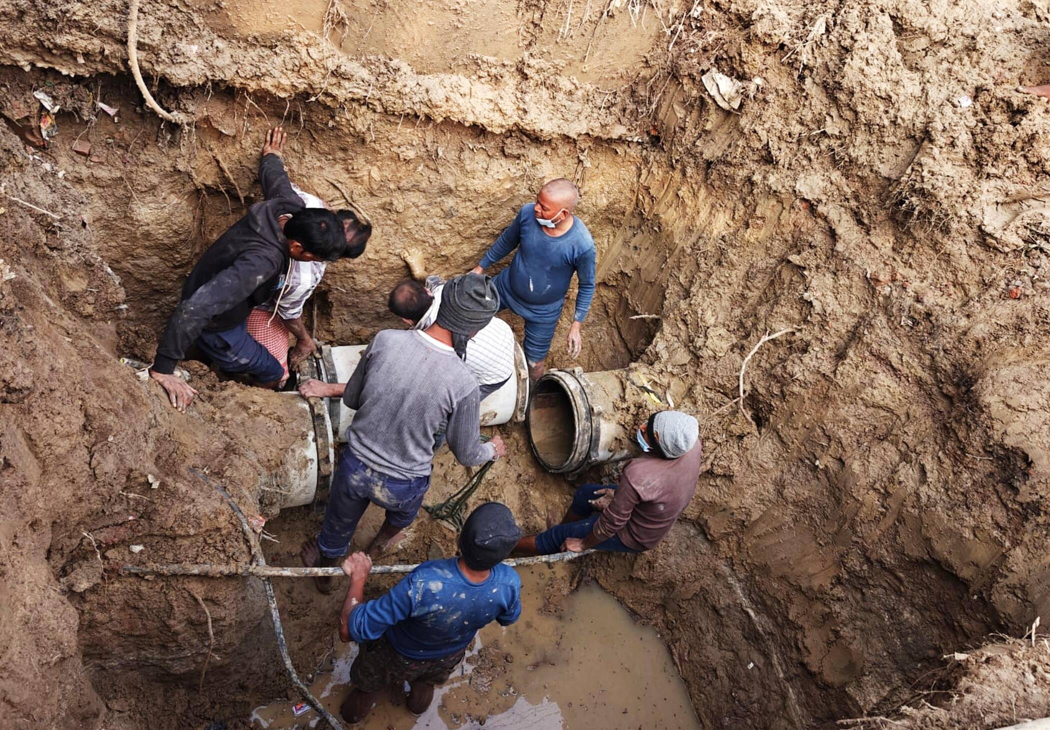 फोटो-20-वाटर लाइन की मरम्मत करते नगर पालिका कर्मचारी। संवाद