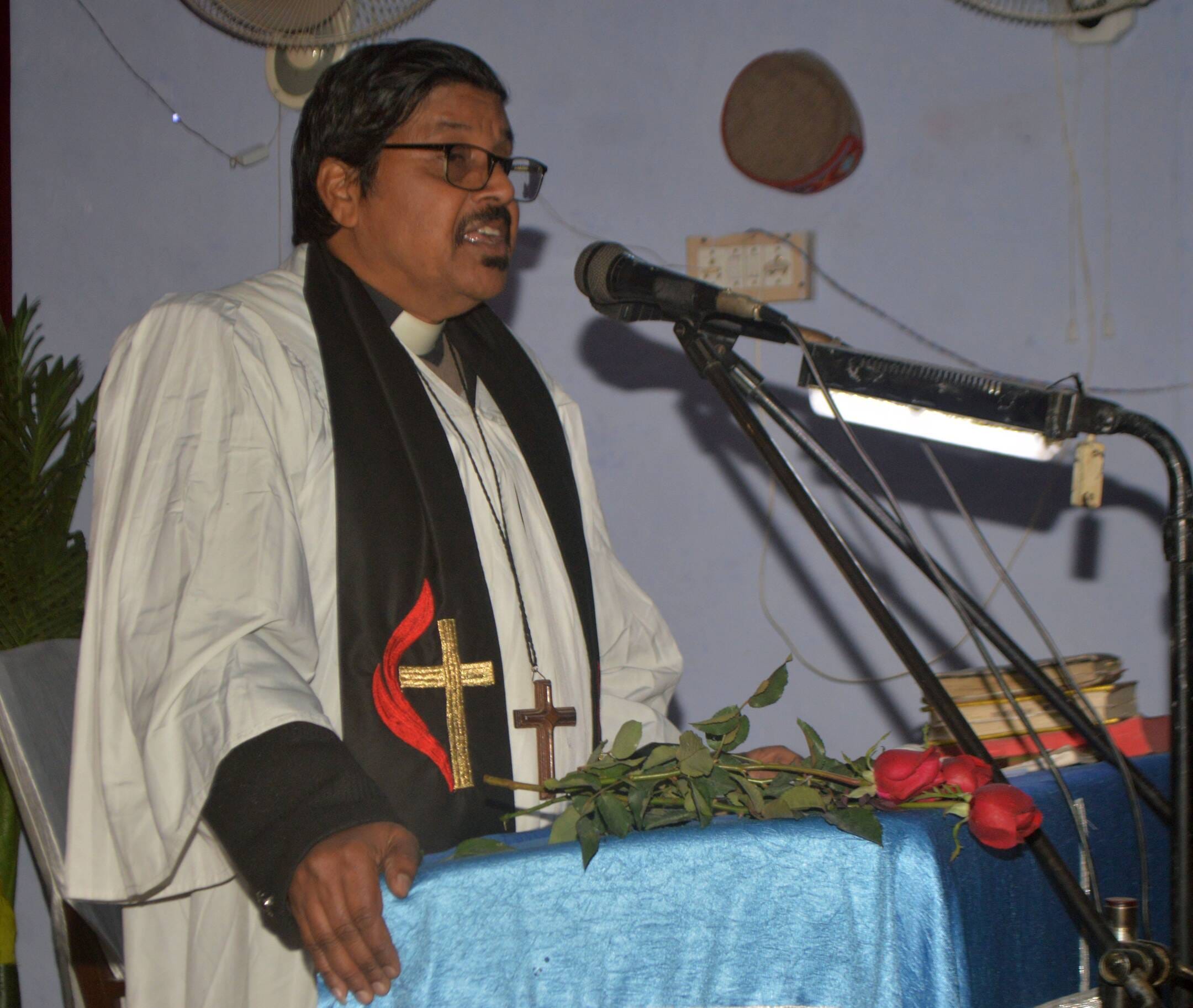 फोटो 36 : क्रिसमस पर सजा मैथोडिस्ट एपिस कोपल चर्च। संवाद