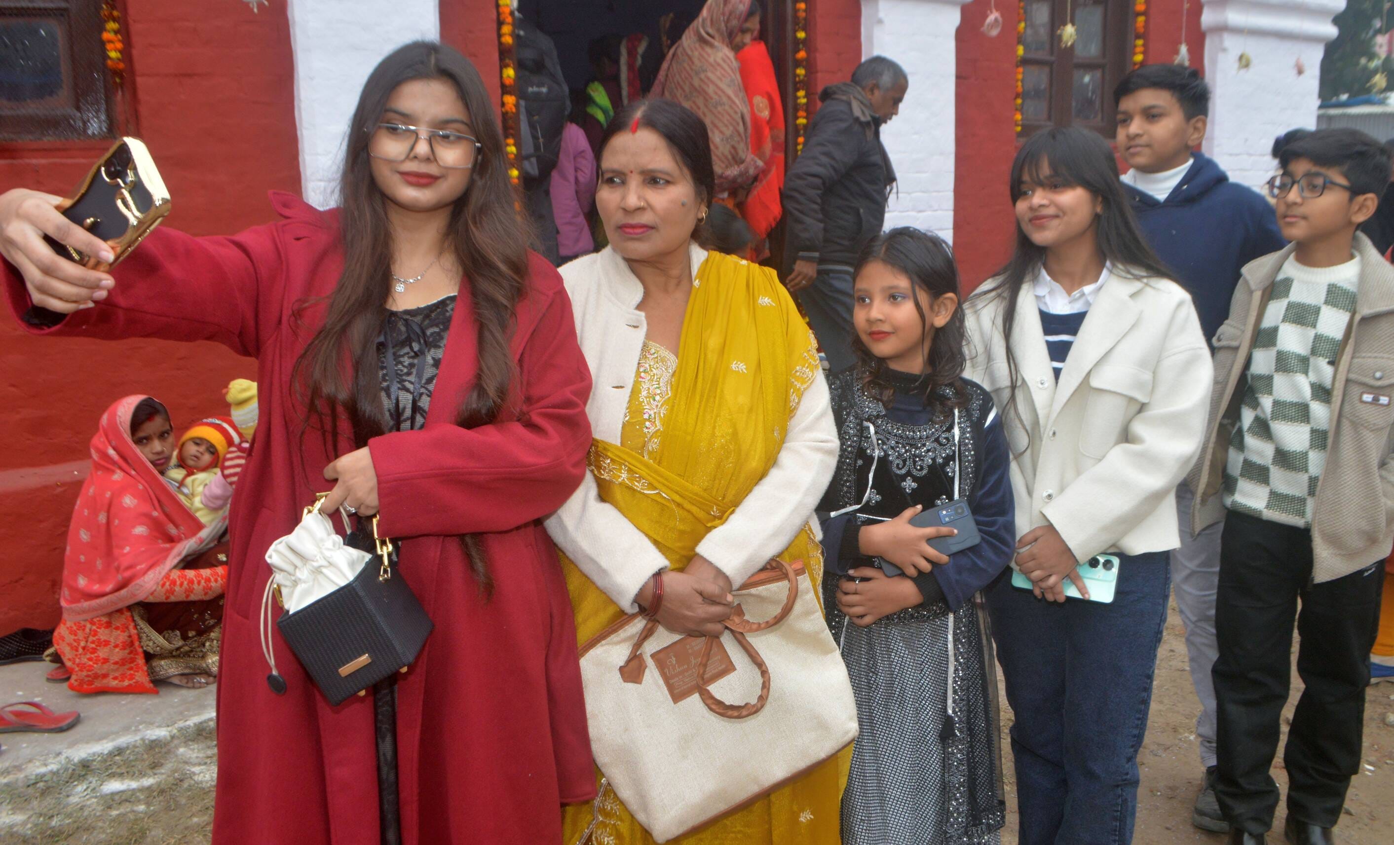 फोटो 36 : क्रिसमस पर सजा मैथोडिस्ट एपिस कोपल चर्च। संवाद