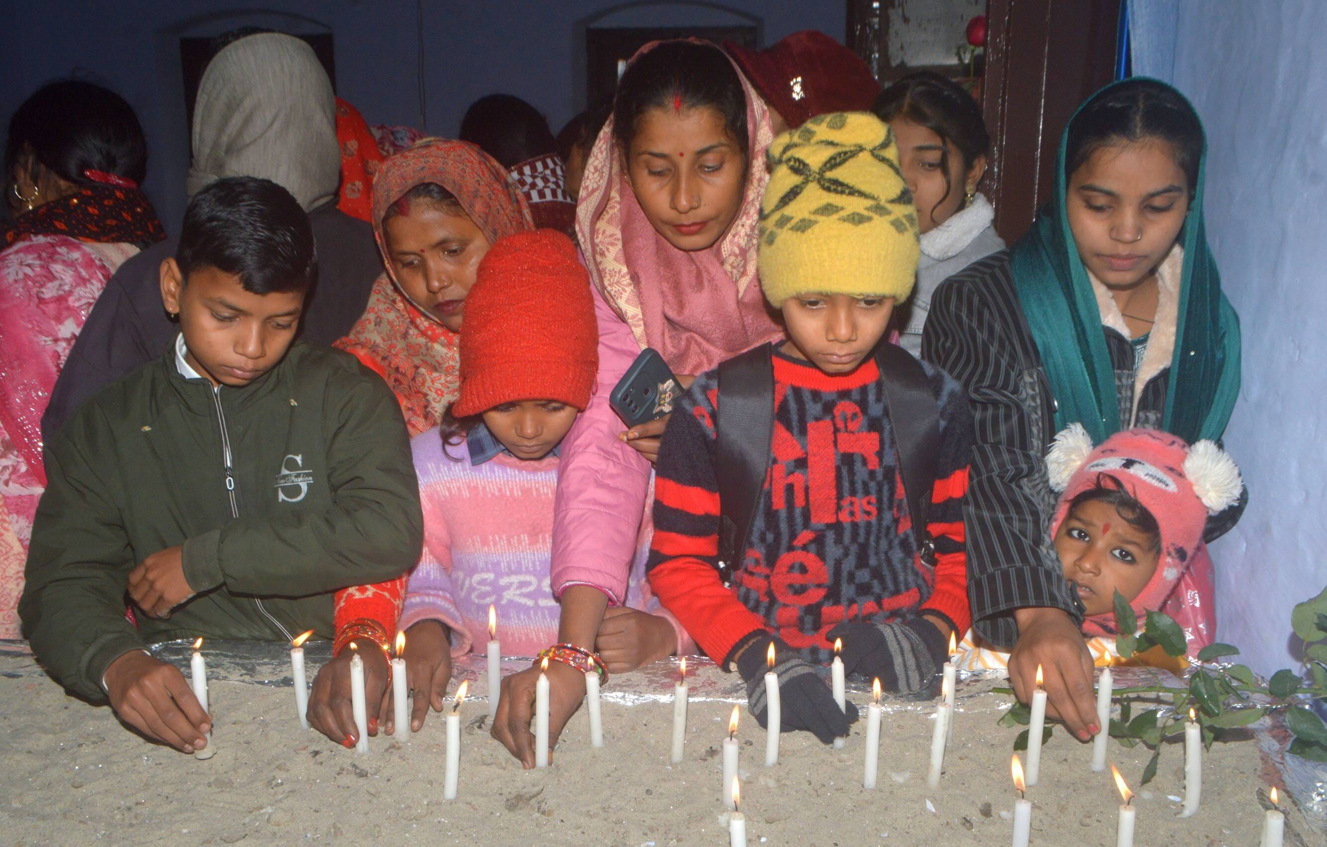 फोटो 36 : क्रिसमस पर सजा मैथोडिस्ट एपिस कोपल चर्च। संवाद