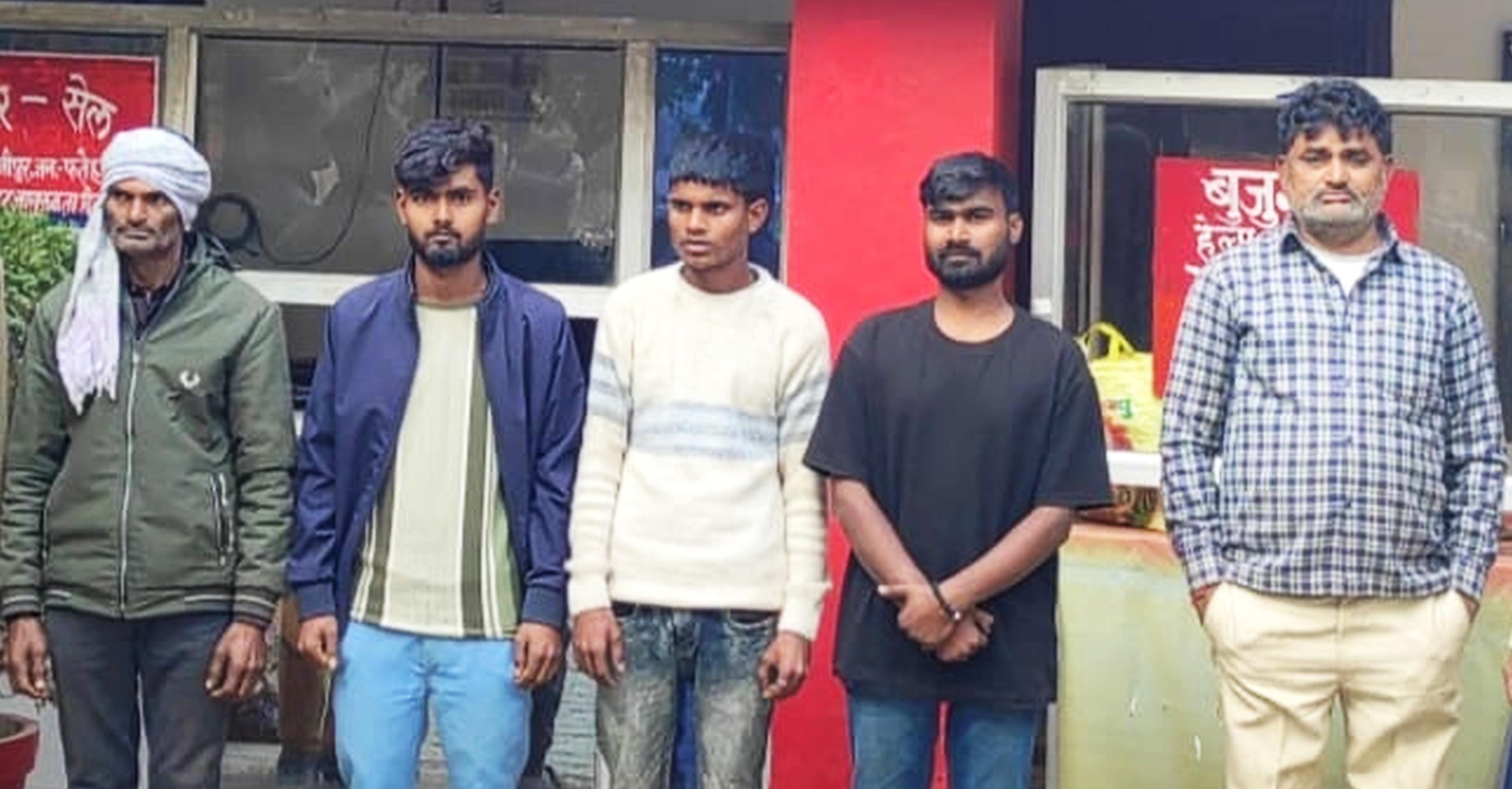 फोटो-44-गाजीपुर थाने मे पकड़े गए साइबर आरोपी। स्रोत पुलिस