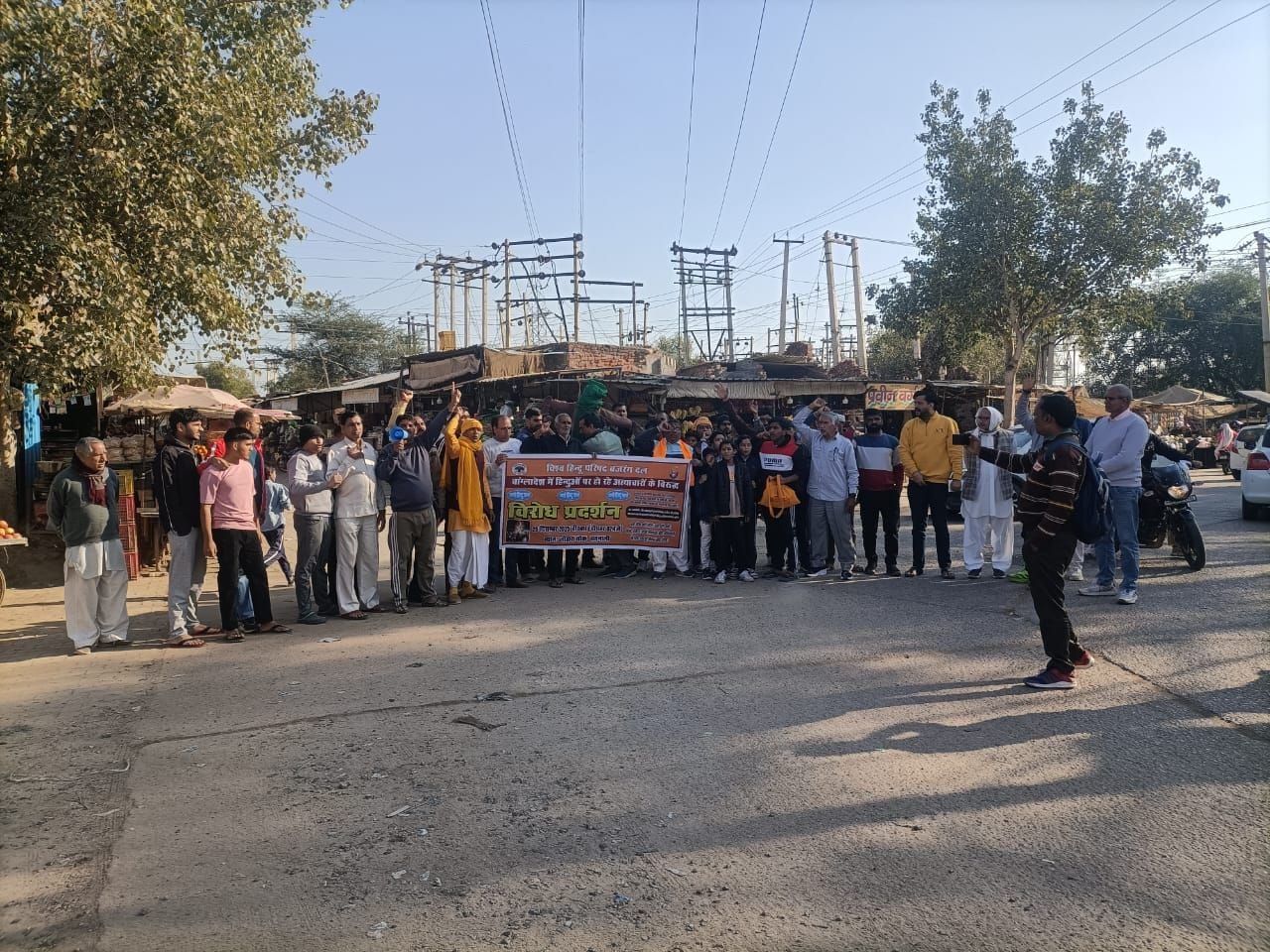 फोटो संख्या:73- सतनाली- लोहारू चौक पर बांगलादेश का पुतला जलाते विश्व हिंदू परिषद  व बजरंग  दल 