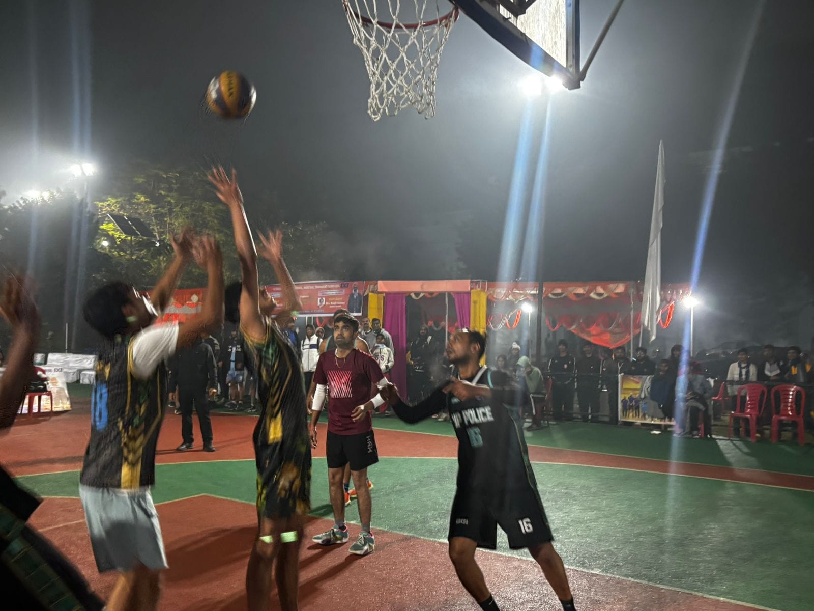 गांधी स्टेडियम में हो रही बास्केटबाल प्रतियोगिता की विजेता टीम को पुरस्कृत करते आयोजक स्रोत आयो
