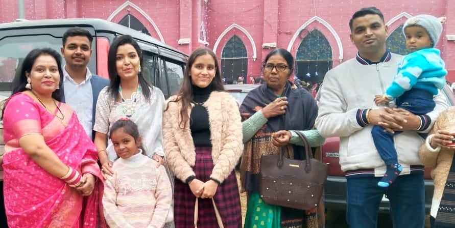 गोविंदगंज स्थित सेंट मेथोडिस्ट चर्च में केक काटते पादरी और मसीह समाज के लोग। संवाद गोविंदगंज स्थित सेंट मेथोडिस्ट चर्च में केक काटते पादरी और मसीह समाज के लोग। संवाद