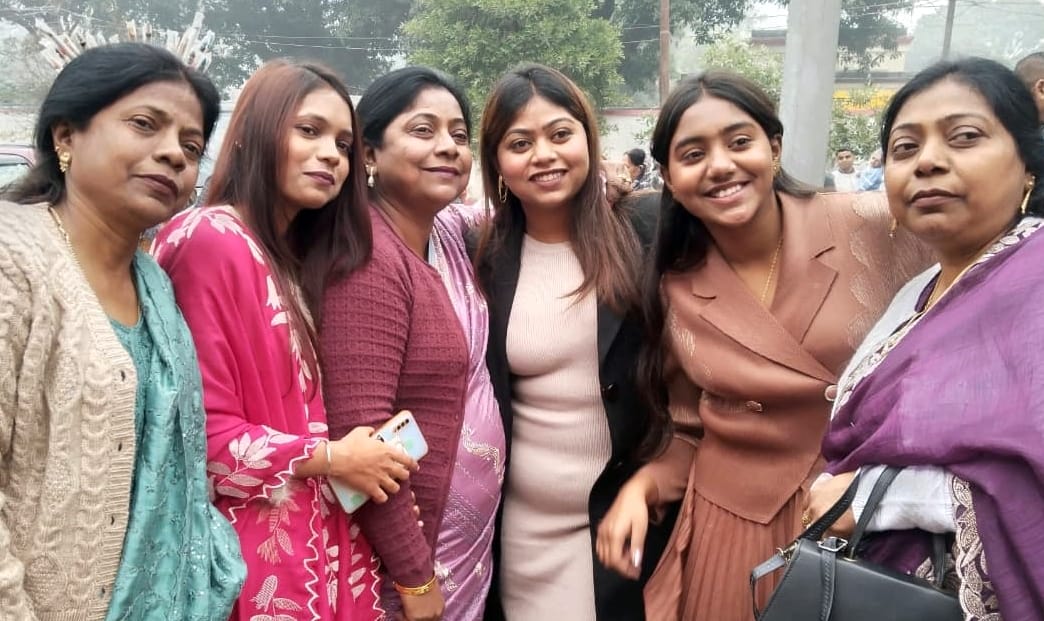 गोविंदगंज स्थित सेंट मेथोडिस्ट चर्च में केक काटते पादरी और मसीह समाज के लोग। संवाद गोविंदगंज स्थित सेंट मेथोडिस्ट चर्च में केक काटते पादरी और मसीह समाज के लोग। संवाद